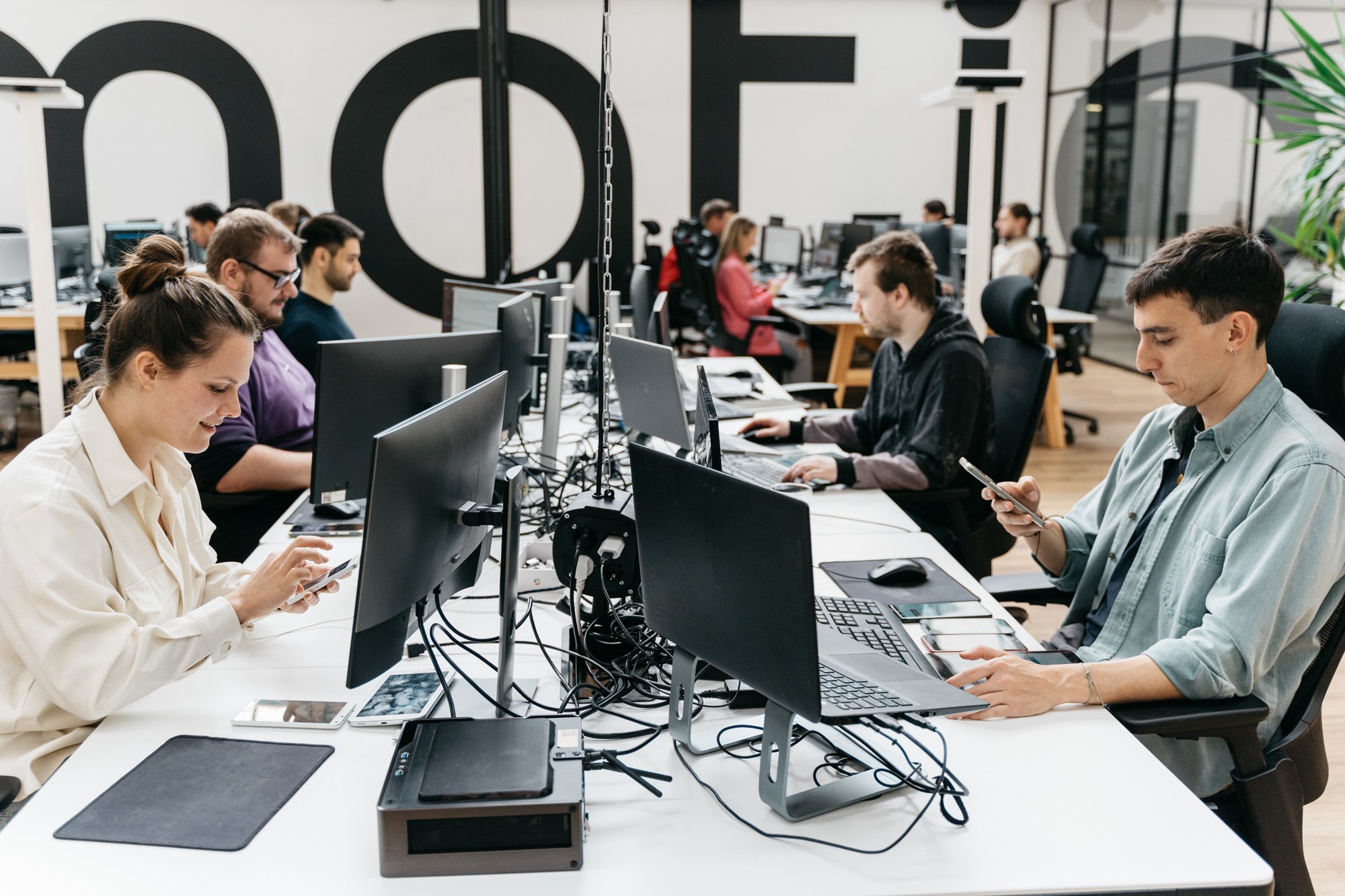 Auf der Testingfläche sitzen viele Tester im manuellen Testing