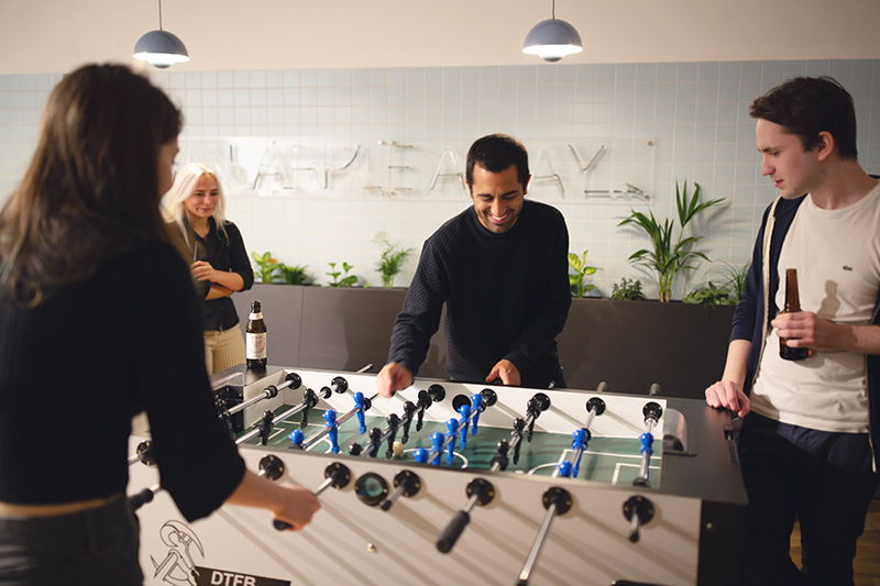 Mitarbeiter spielen Kicker